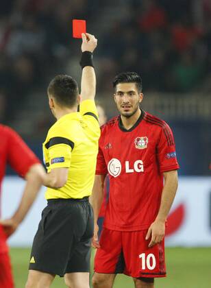 Hauptschiedsrichter Ivan BEBEK , Schiedsrichter zeigt die Rote Karte, Emre CAN, Lev 10 Platzverweis, schweres Vergehen Hauptschiedsrichter Ivan BEBEK , Schiedsrichter, Linienrichter mit Fahne, Pfeife PARIS SAINT GERMAIN - BAYER 04 LEVERKUSEN Fussball UEFA Champions League, Achtelfinale, Paris, 12.03.2014 CL Saison 2013 2014,
