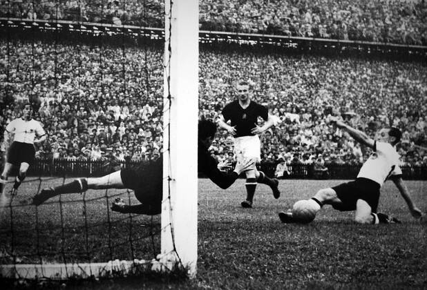 FUSSBALL WM FINALE 1954 IN BERN Deutschland - Ungarn 04.07.1954 Max Morlock (re, Deutschland) erzielt an Torwart Gyula Grosics vorbei den 2:1 Anschlusstreffer xxNOxMODELxRELEASExx
