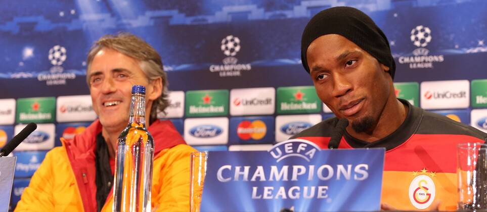 Galatasaray s Italian manager Roberto Mancini (L) and Ivorian striker Didier Drogba address a press conference in London on March 17, 2014, ahead of the UEFA Champions League, round of 16, second leg football match against Chelsea at Stamford Bridge. 