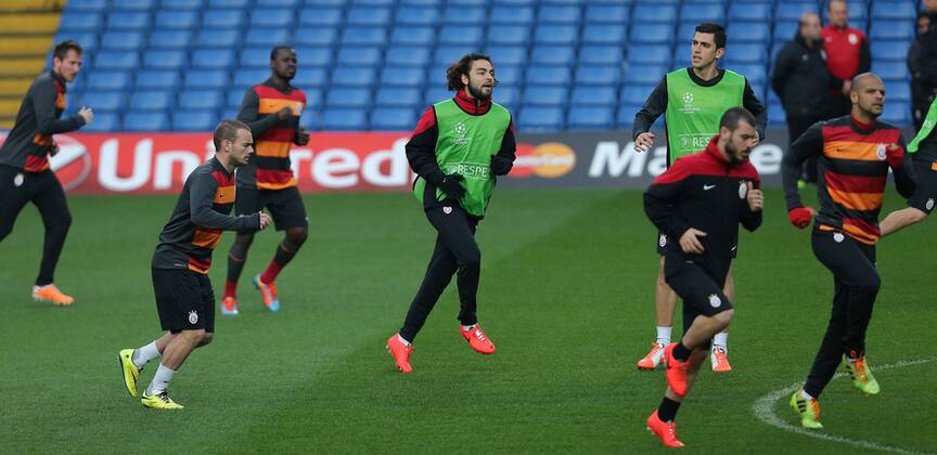 Wesley Sneijder (L) and Selcuk Inan (C) of Galatasaray in action during a Galatasaray AS training session at Stamford Bridge on March 17, 2014 in London, England. 
