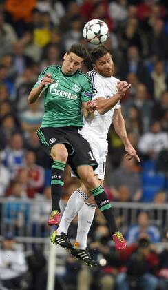 18.03.2014, Fussball Champions-League 2013 2014 Achtelfinale Rückspiel, Real Madrid - FC Schalke 04 im Estadio Bernabeu in Madrid (Spanien). v.li: Julian Draxler (Schalke) gegen Xabi Alonso (Real Madrid). 