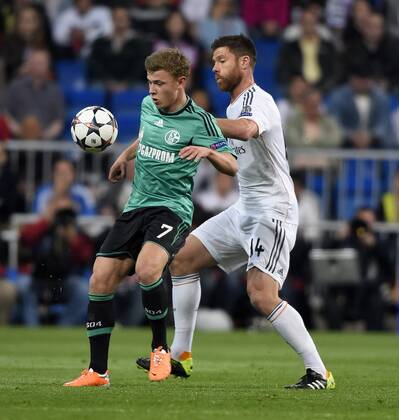 18.03.2014, Fussball Champions-League 2013 2014 Achtelfinale Rückspiel, Real Madrid - FC Schalke 04 im Estadio Bernabeu in Madrid (Spanien). li: Max Meyer (Schalke) gegen Xabi Alonso (Real Madrid). 