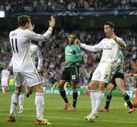 18.03.2014, Fussball Champions-League 2013 2014 Achtelfinale Rückspiel, Real Madrid - FC Schalke 04 im Estadio Bernabeu in Madrid (Spanien). Torjubel Christiano Ronaldo (re, Real Madrid). mit Gareth Bale (Real Madrid). 