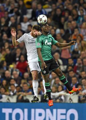18.03.2014, Fussball Champions-League 2013 2014 Achtelfinale Rückspiel, Real Madrid - FC Schalke 04 im Estadio Bernabeu in Madrid (Spanien). v.li: Xabi Alonso (Real Madrid) gegen Chinedu Obasi (Schalke). 