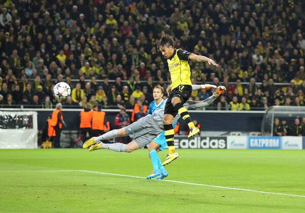 Pierre-Emerick Aubameyang (Borussia Dortmund 17) mit einer Kopfballchance gegen Torwart Vyacheslav Malafeev (Zenit St Petersburg 16) Borussia Dortmund vs Zenit St. Petersburg --- Fussball --- Champions League --- 19.03.2014 EP_JSE