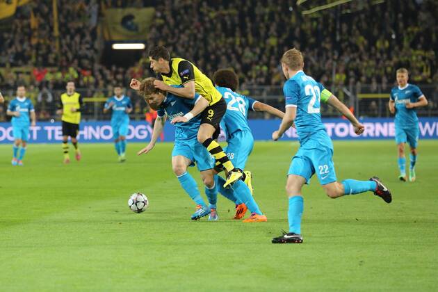 Robert Lewandowski (Borussia Dortmund 9) im Zweikampf gegen tackling against Tomas Hubocan (Zenit St Petersburg 14) Borussia Dortmund vs Zenit St. Petersburg --- Fussball --- Champions League --- 19.03.2014 EP_JSE