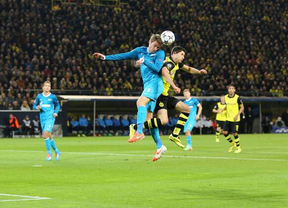 Robert Lewandowski (Borussia Dortmund 9) im Kopfballduell gegen Nicolas Lombaerts (Zenit St Petersburg 6) Borussia Dortmund vs Zenit St. Petersburg --- Fussball --- Champions League --- 19.03.2014 EP_JSE