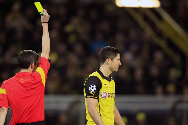Robert Lewandowski (Borussia Dortmund 9) bekommt die gelbe Karte von Schiedsrichter, Referee Alberto Undiano Mallenco (Spanien, Spain) wegen einer Schwalbe Borussia Dortmund vs Zenit St. Petersburg --- Fussball --- Champions League --- 19.03.2014 EP_JSE