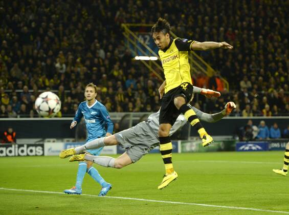 19.03.2014, Fussball Champions-League 2013 2014 Achtelfinale Rückspiel, Borussia Dortmund - Zenit St. Petersburg, im Signal-Iduna-Park-Stadion Dortmund, Pierre-Emerick Aubameyang (Dortmund) gegen Torwart Vyacheslav Malafeev (Zenit). 