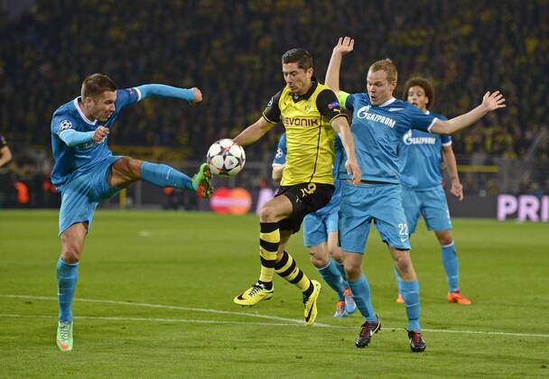 19.03.2014, Fussball Champions-League 2013 2014 Achtelfinale Rückspiel, Borussia Dortmund - Zenit St. Petersburg, im Signal-Iduna-Park-Stadion Dortmund, v.li: Viktor Fayzulin (Zenit) und Aleksandr Anyukov (re, Zenit) gegen Robert Lewandowski (Dortmund). 