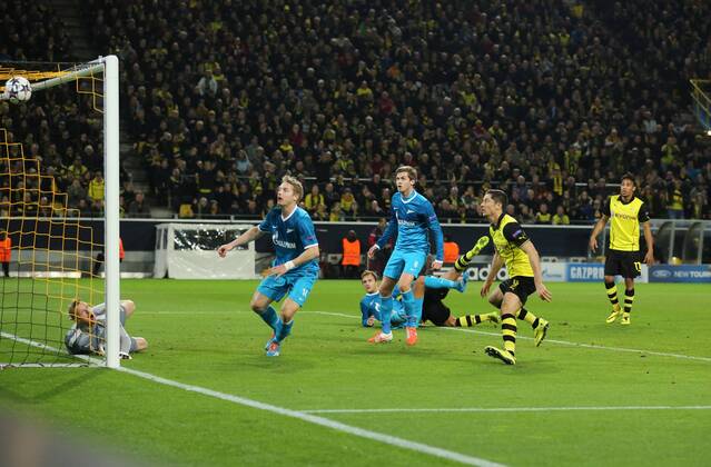 Kapitaen Sebastian Kehl (Borussia Dortmund 5) mit dem Kopfballtor zum 1:1 Ausgleich gegen Torwart Vyacheslav Malafeev (Zenit St Petersburg 16) mit Robert Lewandowski (Borussia Dortmund 9) Borussia Dortmund vs Zenit St. Petersburg --- Fussball --- Champions League --- 19.03.2014 EP_JSE