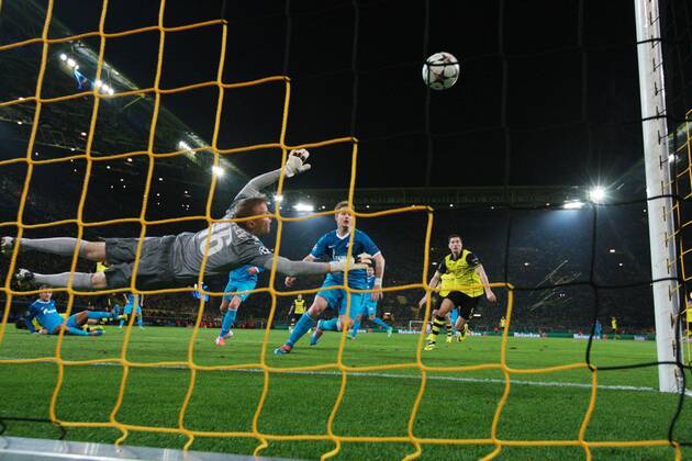 Kapitaen Sebastian Kehl (Borussia Dortmund 5 - nicht im Bild) mit dem Kopfballtor zum Augleich 1:1 gegen Torwart Vyacheslav Malafeev (Zenit St Petersburg 16) Borussia Dortmund vs Zenit St. Petersburg --- Fussball --- Champions League --- 19.03.2014 EP_JSE