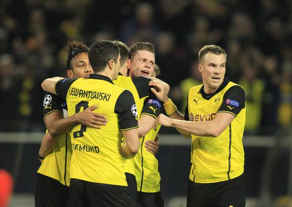 vl: Pierre-Emerick Aubameyang (Borussia Dortmund 17), Robert Lewandowski (Borussia Dortmund 9), Lukas Piszczek (Borussia Dortmund 26) und Kevin Grosskreutz (Borussia Dortmund 19) feiern den Torschuetzen zum 1:1 Ausgleich Kapitaen Sebastian Kehl (Borussia Dortmund 5 - verdeckt) Borussia Dortmund vs Zenit St. Petersburg --- Fussball --- Champions League --- 19.03.2014 EP_JSE
