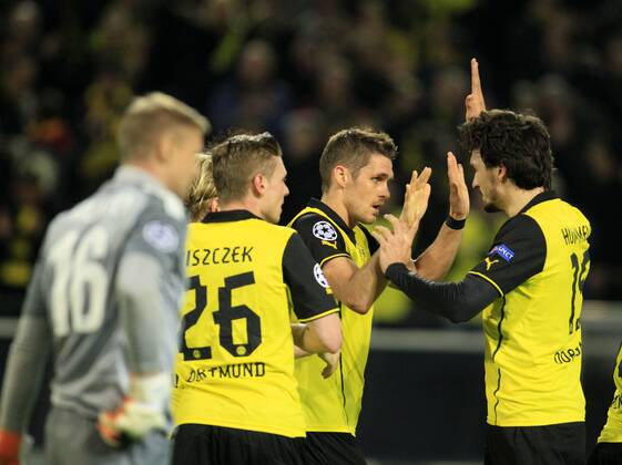 Mats Hummels (Borussia Dortmund 15 - rechts) gratuliert dem Torschuetzen Kapitaen Sebastian Kehl (Borussia Dortmund 5) beim Torjubel nach dem Treffer zum 1:1 Ausgleich Borussia Dortmund vs Zenit St. Petersburg --- Fussball --- Champions League --- 19.03.2014 EP_JSE