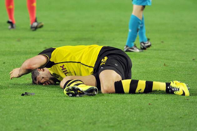 Borussia Dortmund vs. Zenit St. Petersburg --- Fussball --- Champions League --- 19.03.2014 Robert Lewandowski (Dortmund), Verletzung, am Boden, Freisteller, Einzelbild