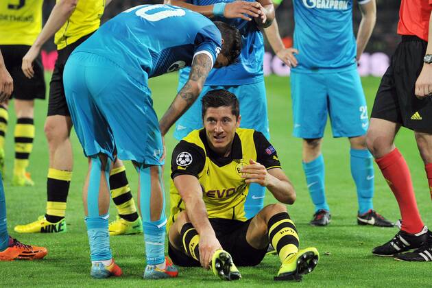Borussia Dortmund vs. Zenit St. Petersburg --- Fussball --- Champions League --- 19.03.2014 Robert Lewandowski (Dortmund), rechts, und Danny (St. Petersburg), Freisteller