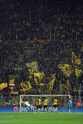 Borussia Dortmund --- Fussball --- Champions League --- 19.03.2014 Tor zum 0:1, links Roman Weidenfeller (Dortmund), dahinter die Südtribüne im Signal Iduna Park, Aktion, Feature, Hinterleger, Hintergrund
