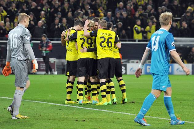 Borussia Dortmund vs. Zenit St. Petersburg --- Fussball --- Champions League --- 19.03.2014 Dortmund, Torjubel nach dem 1:1, links Vyacheslav Malafeev (St. Petersburg), rechts Tomas Hubocan (St. Petersburg), Jubeltraube, Freude, Enttäuschung, Freisteller
