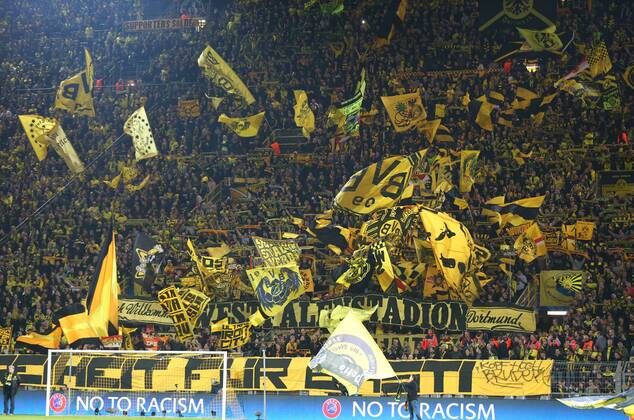 Mittwoch 19.03.2014, Saison 2013 2014, UEFA Champions League Achtelfinale Rückspiel im Dortmunder Signal Iduna Park, BVB Borussia Dortmund - FC Zenit St. Petersburg 1:2, BVB-Fans auf der Südtribüne Fahnen und Doppelhalterparade Spruchband Freiheit für Basti der Desperados Dortmund