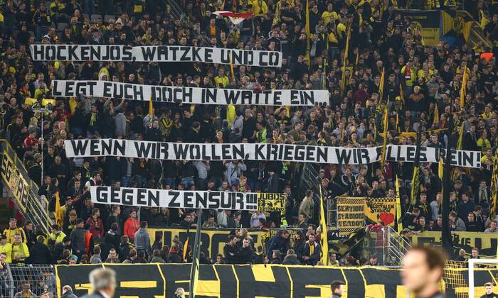 Mittwoch 19.03.2014, Saison 2013 2014, UEFA Champions League Achtelfinale Rückspiel im Dortmunder Signal Iduna Park, BVB Borussia Dortmund - FC Zenit St. Petersburg 1:2, BVB-Fans auf der Südtribüne Protest der Jubos Dortmund per Spruchband: Hockenjos, Watzke und Co legt Ech in Watte ein - wenn wir wollen, kriegen wir alles rein. Gegen Zensur.