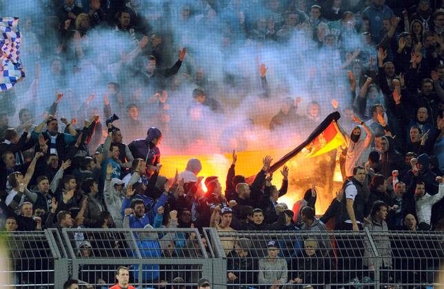 Champions League Achtelfinale: Borussia Dortmund - Zenit St. Petersburg 19.03.2014. Zenit Fans verbrennen Fahne. HM