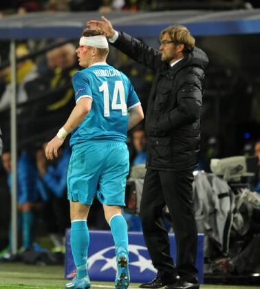 Champions League Achtelfinale: Borussia Dortmund - Zenit St. Petersburg 19.03.2014. Tomas Hubocan (Zenit) mit Kopfverband. Dahinter: Trainer Jürgen Klopp (BvB). HM