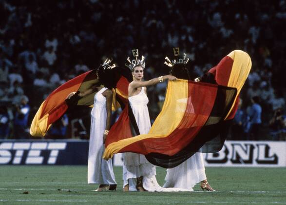 Fussball Weltmeisterschaft 1990: Endspiel Deutschland-Argentinien in Rom. Deutsche Fahnen vor dem Spiel HM