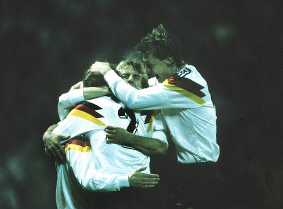 Fussball Weltmeisterschaft 1990: Endspiel Deutschland-Argentinien in Rom. Jubel von Jürgen Klinsmann und Buchwald HM
