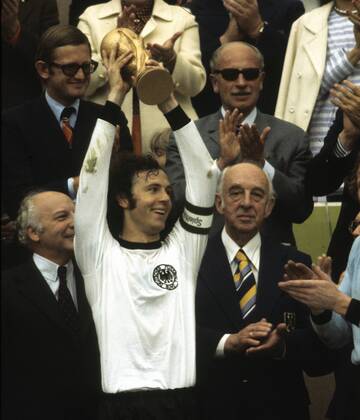 Fussball-Weltmeisterschaft 1974 Finale Deutschland-Niederlande Kapitan Franz Beckenbauer mit Pokal HM