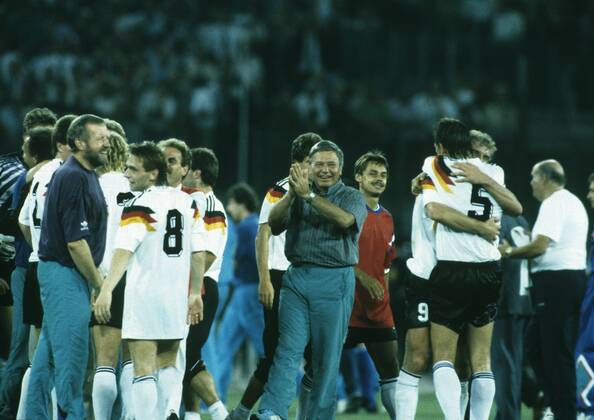 Fussball Weltmeisterschaft 1990: Endspiel Deutschland-Argentinien in Rom. Jubel bei Spieler und Betreuer, mit dabei Mannschaftsarzt Prof. Heinrich Heß, Thomas Häßler, Klaus Augenthaler HM