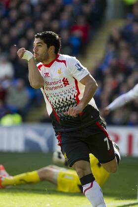 Football - 2013 2014 Premier League - Cardiff City vs. Liverpool Luis Suarez of Liverpool scores their ist gol at the Cardiff City Stadium. COLORSPORT WINSTON BYNORTH 