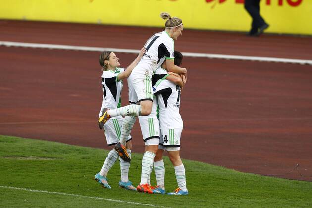 23.03.2014, VfL Stadion am Elsterweg, Wolfsburg, Frauenfussball, Champions-League, Viertelfinale, Hinspiel, VfL Wolfsburg (GER) vs FC Barcelona (ESP), im Bild Martina Mueller (25, VfL Wolfsburg, li.), Alexandra Popp (11, VfL Wolfsburg), die Torschützin Nadine Kessler (13, VfL Wolfsburg, li.) und die Flankengeberin Lina Magull (14, VfL Wolfsburg) jubeln nach dem Tor zum 1:0 für Wolfsburg GER, CL, VfL Wolfsburg (GER) vs FC Barcelona (ESP)