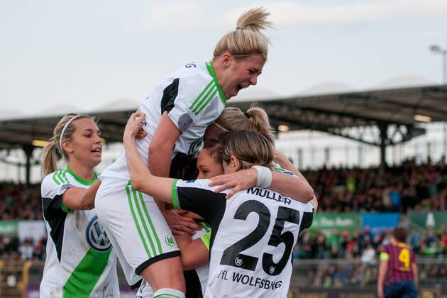 Fussball, Frauen Champions-League Viertelfinale, VfL Wolfsburg - FC Barcelona, v.li.: Torjubel beim der Mannschaft des VfL Wolfsburg über das 1:0 von Nadine Keßler (Nadine Kessler, VfL Wolfsburg), xobx