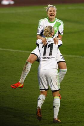 23.03.2014, VfL Stadion am Elsterweg, Wolfsburg, Frauenfussball, Champions-League, Viertelfinale, Hinspiel, VfL Wolfsburg (GER) vs FC Barcelona (ESP), im Bild Die Torschützin zum 3:0 für Wolfsburg, Zsanett Jakabfi (3, VfL Wolfsburg), springt Alexandra Popp (11, VfL Wolfsburg) in die Arme GER, CL, VfL Wolfsburg (GER) vs FC Barcelona (ESP)