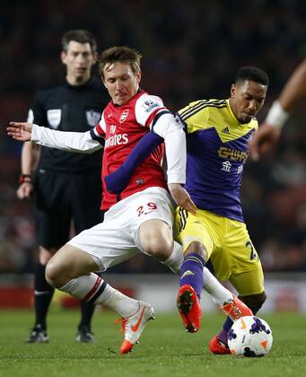 (140325) -- LONDON, Mar. 25, 2014 (Xinhua) -- Kim Kallstrom (L) of Arsenal vies with Jonathan De Guzman of Swansea City during the Barclays Premier League match between Arsenal and Swansea City at Emirates Stadium in London, Britain on Mar. 25, 2014. The match ended with a 2-2 draw. (Xinhua Wang Lili) FOR EDITORIAL USE ONLY. NOT FOR SALE FOR MARKETING OR ADVERTISING CAMPAIGNS. NO USE WITH UNAUTHORIZED AUDIO, VIDEO, DATA, FIXTURE LISTS, CLUB LEAGUE LOGOS OR LIVE SERVICES. ONLINE IN-MATCH USE LIMITED TO 45 IMAGES, NO VIDEO EMULATION. NO USE IN BETTING, GAMES OR SINGLE CLUB LEAGUE PLAYER PUBLICATIONS. (SP)BRITAIN-LONDON-SOCCER-PREMIER LEAGUE-ARSENAL VS SWANSEA CITY