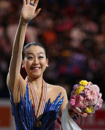 (140329) -- SAITAMA, March 29, 2014 (Xinhua) -- Mao Asada of Japan waves to the spectators during the awarding ceremony for the Lady s event of the International Skating Union s (ISU) World Figure Skating Championships in Saitama, Japan, March 29, 2014. Mao Asada titled the event with a total score of 216.69 points. (Xinhua Stringer) (SP)JAPAN-SAITAMA-ISU WORLD FIGURE SKATING CHAMPIONSHIPS 