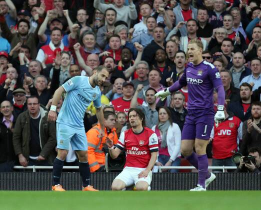 Arsenal v Manchester City . . London, UK . . 29.03.14 Pablo Zabaleta (MC) and Joe Hart (MC) point to Tomas Rosicky (A). 