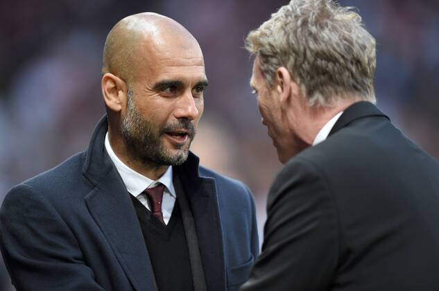 FUSSBALL CHAMPIONS LEAGUE VIERTELFINALE HINSPIEL SAISON 2013 2014 Manchester United FC - FC Bayern München 01.04.2014 Trainer Pep Guardiola (li, FC Bayern München) begrüsst Trainer David Moyes (re, Manchester United FC) 