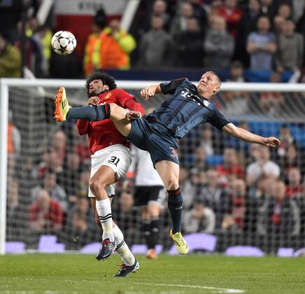 01.04.2014, Fussball Champions League 2013 2014, Viertelfinale, Manchester United - FC Bayern München, im Stadion Old Trafford in Manchester. v.li: Marouane Fellaini (Manchester United) gegen Bastian Schweinsteiger (München). 