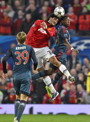 01.04.2014, Fussball Champions League 2013 2014, Viertelfinale, Manchester United - FC Bayern München, im Stadion Old Trafford in Manchester. v.li: Marouane Fellaini (Manchester United) gegen David Alaba (Bayern). 