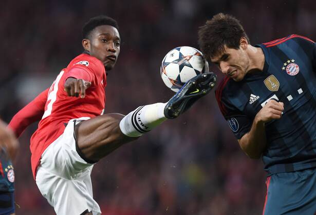 FUSSBALL CHAMPIONS LEAGUE VIERTELFINALE HINSPIEL SAISON 2013 2014 Manchester United FC - FC Bayern München 01.04.2014 Daniel Welbeck (li, Manchester United FC) gegen Javi Javier Martinez (re, FC Bayern München) 
