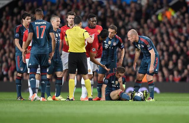 FUSSBALL CHAMPIONS LEAGUE VIERTELFINALE HINSPIEL SAISON 2013 2014 Manchester United FC - FC Bayern München 01.04.2014 Philipp Lahm (FC Bayern München) sitzt verletzt am Boden 