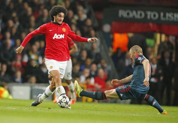 Marouane Fellaini, MANU 31 Zweikampf , Aktion um den Ball gegen Bastian SCHWEINSTEIGER, FCB 31 MANCHESTER UNITED - FC BAYERN München Fussball UEFA Champions League, Viertelfinale, Viertelfinalhinspiel, Hinspiel Manchester , 01.04.2014 CL Saison 2013 2014, FCB