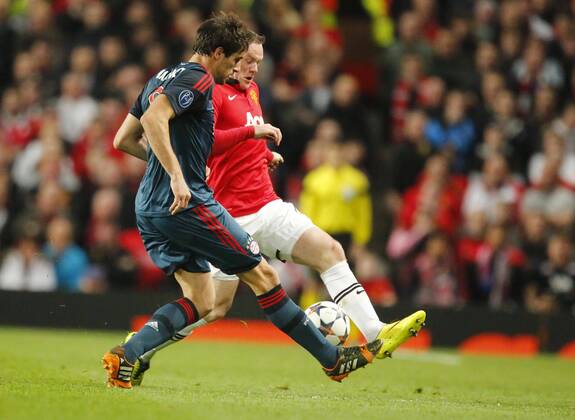 Javi MARTINEZ, FCB 8 Zweikampf , Aktion um den Ball gegen Wayne ROONEY, MANU 10 MANCHESTER UNITED - FC BAYERN München Fussball UEFA Champions League, Viertelfinale, Viertelfinalhinspiel, Hinspiel Manchester , 01.04.2014 CL Saison 2013 2014, FCB