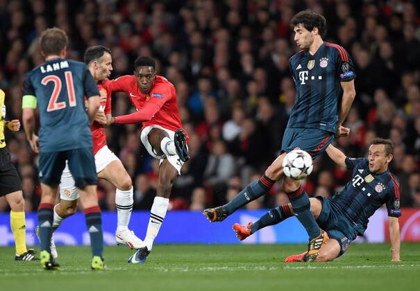 FUSSBALL CHAMPIONS LEAGUE VIERTELFINALE HINSPIEL SAISON 2013 2014 Manchester United FC - FC Bayern München 01.04.2014 Daniel Welbeck (Mitte, Manchester United FC) zieht ab. Philipp Lahm, Javi Javier Martinez und Rafinha (v.l., alle FC Bayern München) kommen nicht an den Ball 