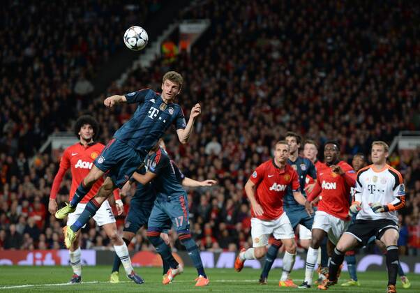 FUSSBALL CHAMPIONS LEAGUE VIERTELFINALE HINSPIEL SAISON 2013 2014 Manchester United FC - FC Bayern München 01.04.2014 Thomas Müller (li, FC Bayern München) kann am eigenen Strafraum klären 