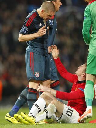 Bastian SCHWEINSTEIGER, FCB 31 nach seiner Rote Karte, Gelb-Rot Platzverweis, mit gefoultem Wayne ROONEY, MANU 10 MANCHESTER UNITED - FC BAYERN München Fussball UEFA Champions League, Viertelfinale, Viertelfinalhinspiel, Hinspiel Manchester , 01.04.2014 CL Saison 2013 2014, FCB