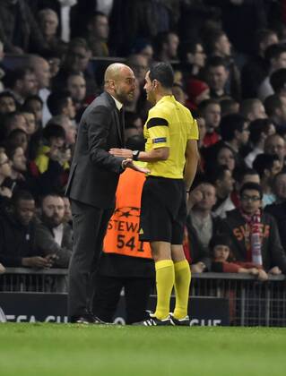 01.04.2014, Fussball Champions League 2013 2014, Viertelfinale, Manchester United - FC Bayern München, im Stadion Old Trafford in Manchester. v.li: Trainer Pep Guardiola (Bayern München) beschwert sich bei Schiedsrichter Carlos Velasco Carballoi (ESP) wegen der roten Karte für Schweinsteiger. 