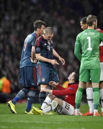 01.04.2014, Fussball Champions League 2013 2014, Viertelfinale, Manchester United - FC Bayern München, im Stadion Old Trafford in Manchester. Platzverweis für Bastian Schweinsteiger (mitte, München). Er muss vom Platz gehen. Vorher zeigt er noch Wayne Rooney (Manchester United) an dass es kein Foul war. 