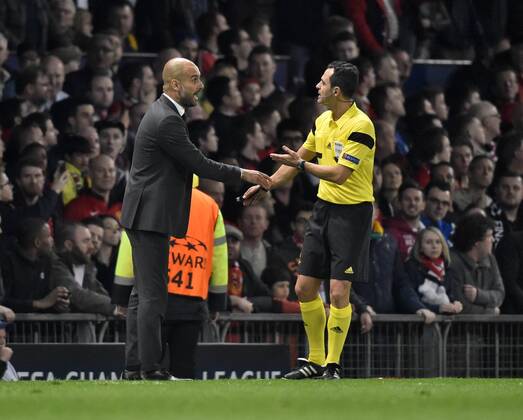 01.04.2014, Fussball Champions League 2013 2014, Viertelfinale, Manchester United - FC Bayern München, im Stadion Old Trafford in Manchester. v.li: Trainer Pep Guardiola (Bayern München) beschwert sich bei Schiedsrichter Carlos Velasco Carballoi (ESP) wegen der roten Karte für Schweinsteiger. 